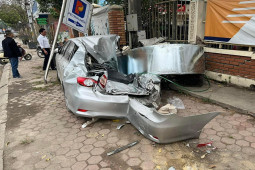 Toyota Corolla Altis bị cuộn tôn đè bẹp trên đường phố Hà Nội