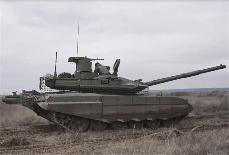 Nga tung video xe tăng T-90M nã hỏa lực vượt tầm nhìn, trúng vị trí nhóm binh sĩ Ukraine - 1