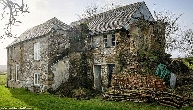 Căn nhà nằm trong trang trại Upcott Barton ở Hạt Devon (Anh) đã tồn tại hơn 400 năm và nổi tiếng là căn nhà ma ám đáng sợ.
