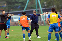 HLV Troussier cho U23 Việt Nam đá trận đầu tiên, kết quả thế nào?