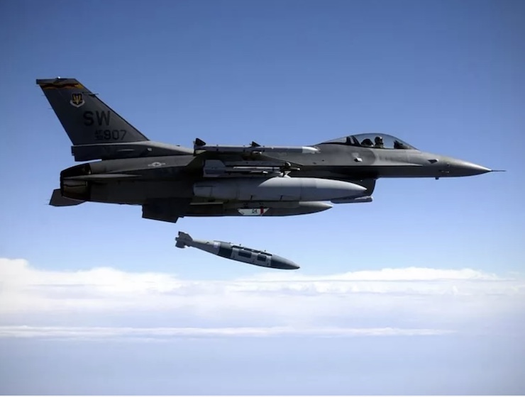 Sức mạnh bom JDAM Mỹ cung cấp cho Ukraine so với bom thông minh KAB của Nga - 1