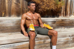 Bí mật suối nguồn tươi trẻ của Cristiano Ronaldo: Cởi trần giữa trưa nắng