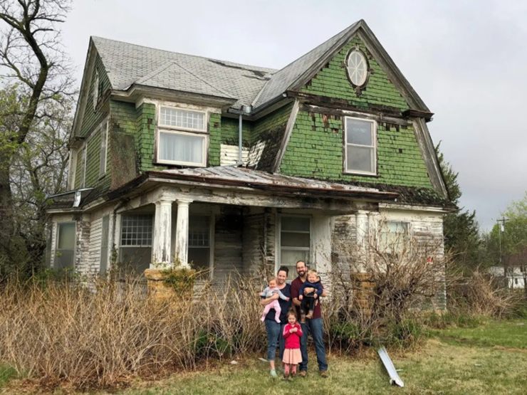 Cặp vợ chồng Julie và Eddie Flores ở Kansas, Mỹ, trong một lần về thăm quê đã được mẹ dẫn tới thăm một ngôi nhà cũ.
