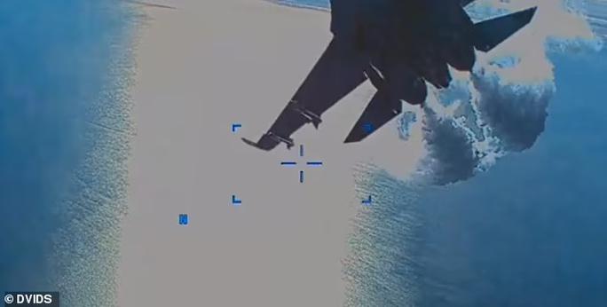 Mỹ công bố video nóng cuộc &#34;tiếp xúc&#34; giữa UAV và chiến đấu cơ Nga - 1