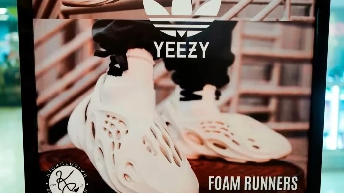 Từ bạn thành thù: adidas thà đốt đồ Yeezy của Kanye West còn hơn bán - 1