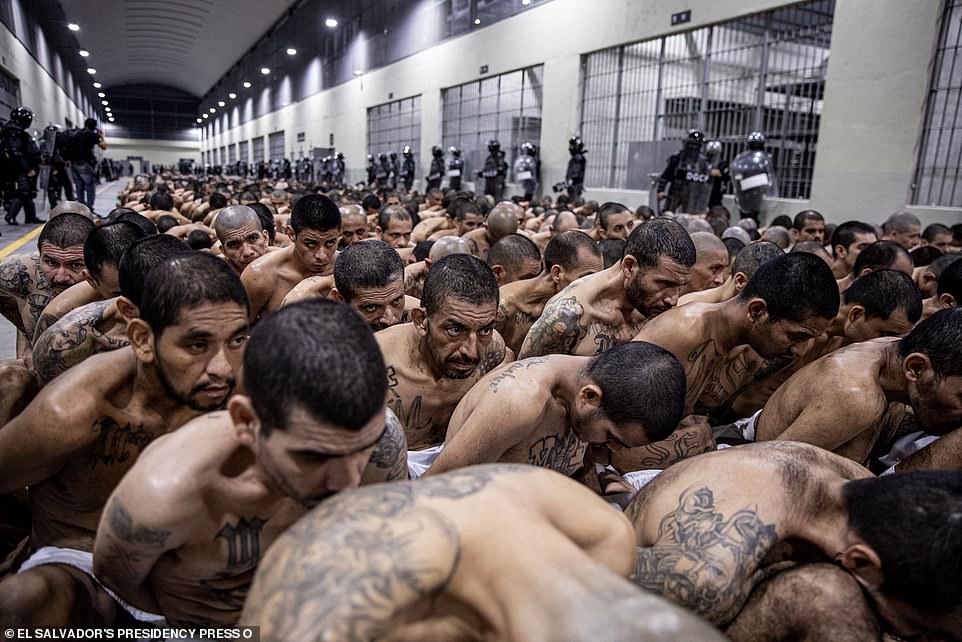 Chùm ảnh: Thêm 2.000 tù nhân bị đưa đến nhà tù lớn nhất châu Mỹ, không có cơ hội được tự do - 1