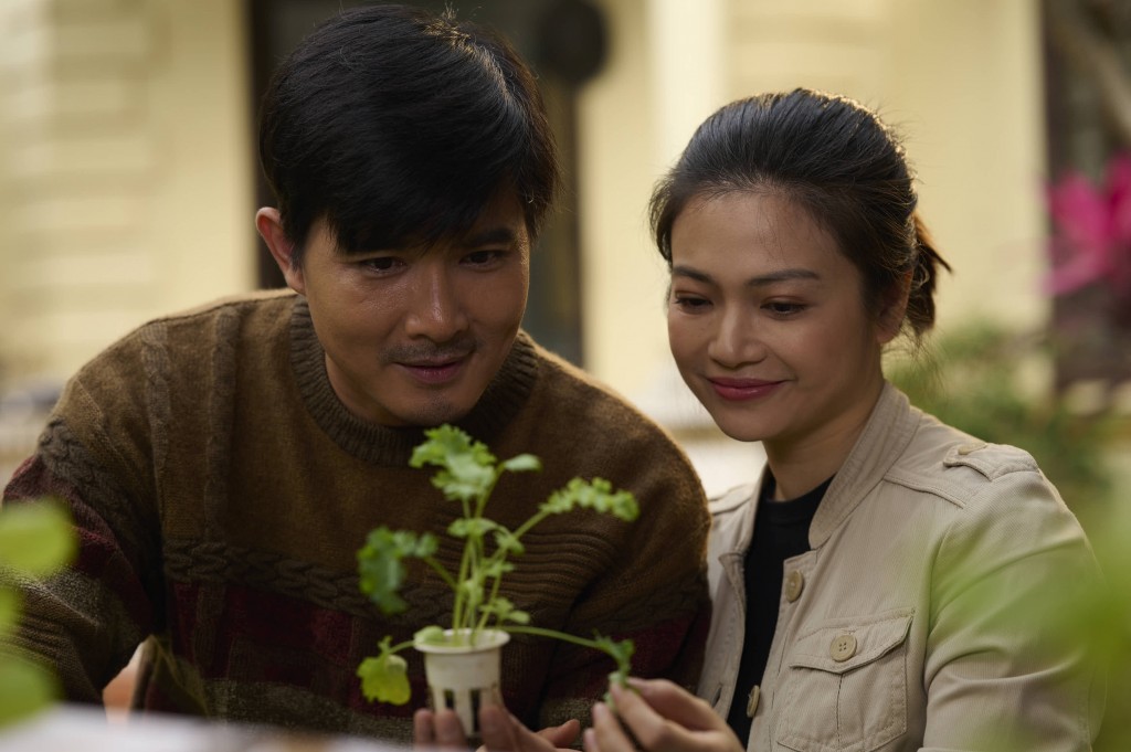 “Bất thình lình” với gia đình tam nam cùng cô con dâu ăn vạ hài nhất vịnh Bắc Bộ - 4