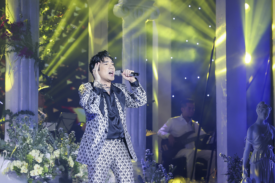 Nam ca sĩ khiến 2.000 khán giả Quảng Ninh &#34;không chịu ra về&#34; - 1