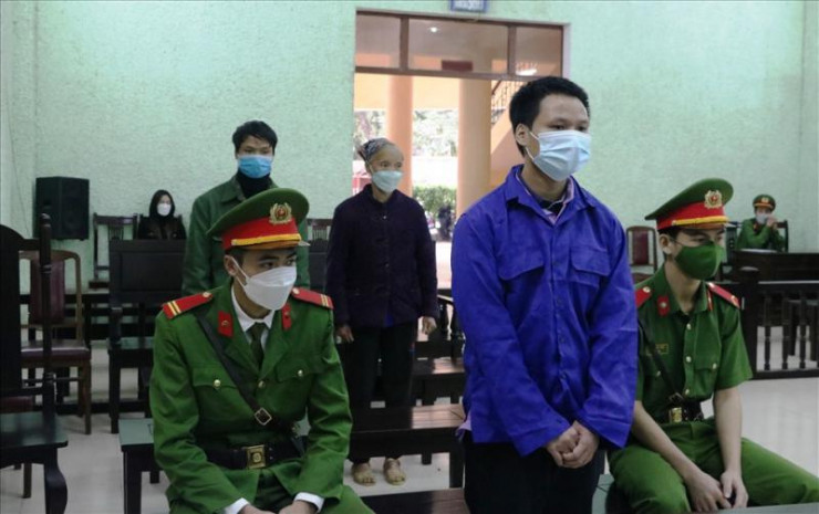 Nấm mồ hoang bên khe suối - 1