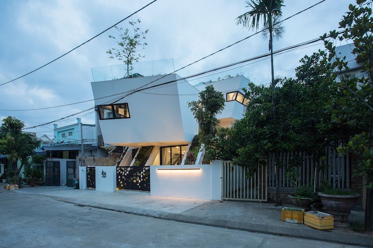 Ngồi nhà có diện tích 220m2, toạ lạc tại thành phố Đà Nẵng. Theo đội ngũ kiến trúc sư, chủ nhà là gia đình bốn thành viên, có sở thích đặc biệt với cắm trại và DIY (do it yourself - tự mình làm). (Ảnh: 85 Design)
