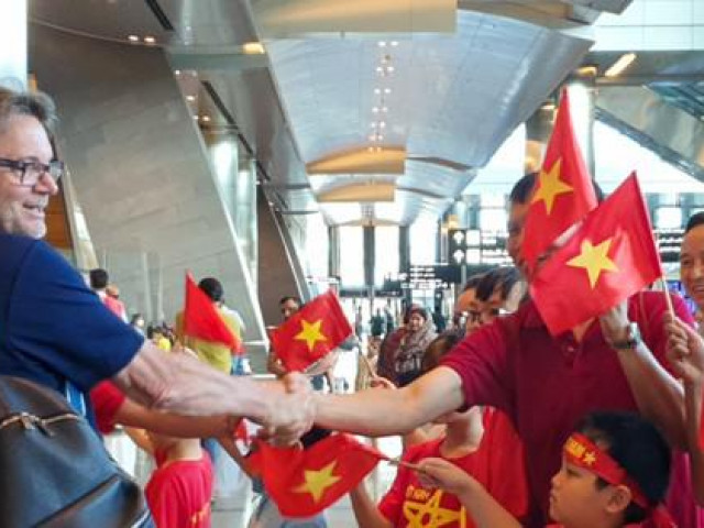 HLV Troussier dẫn U23 Việt Nam đến Qatar, ở khách sạn tuyển Đức từng đóng quân