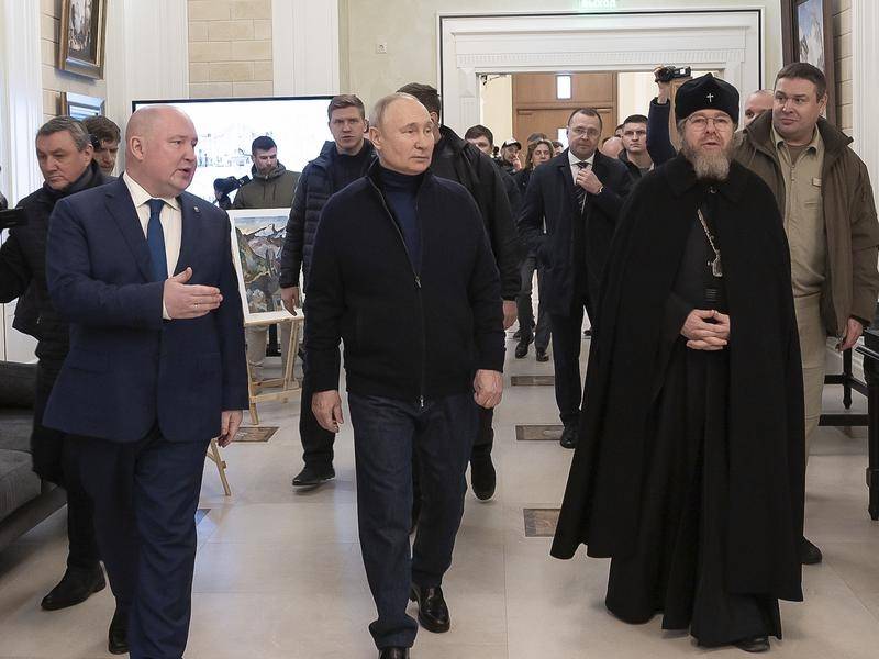 Ông Putin bất ngờ xuất hiện ở Donbass - 1