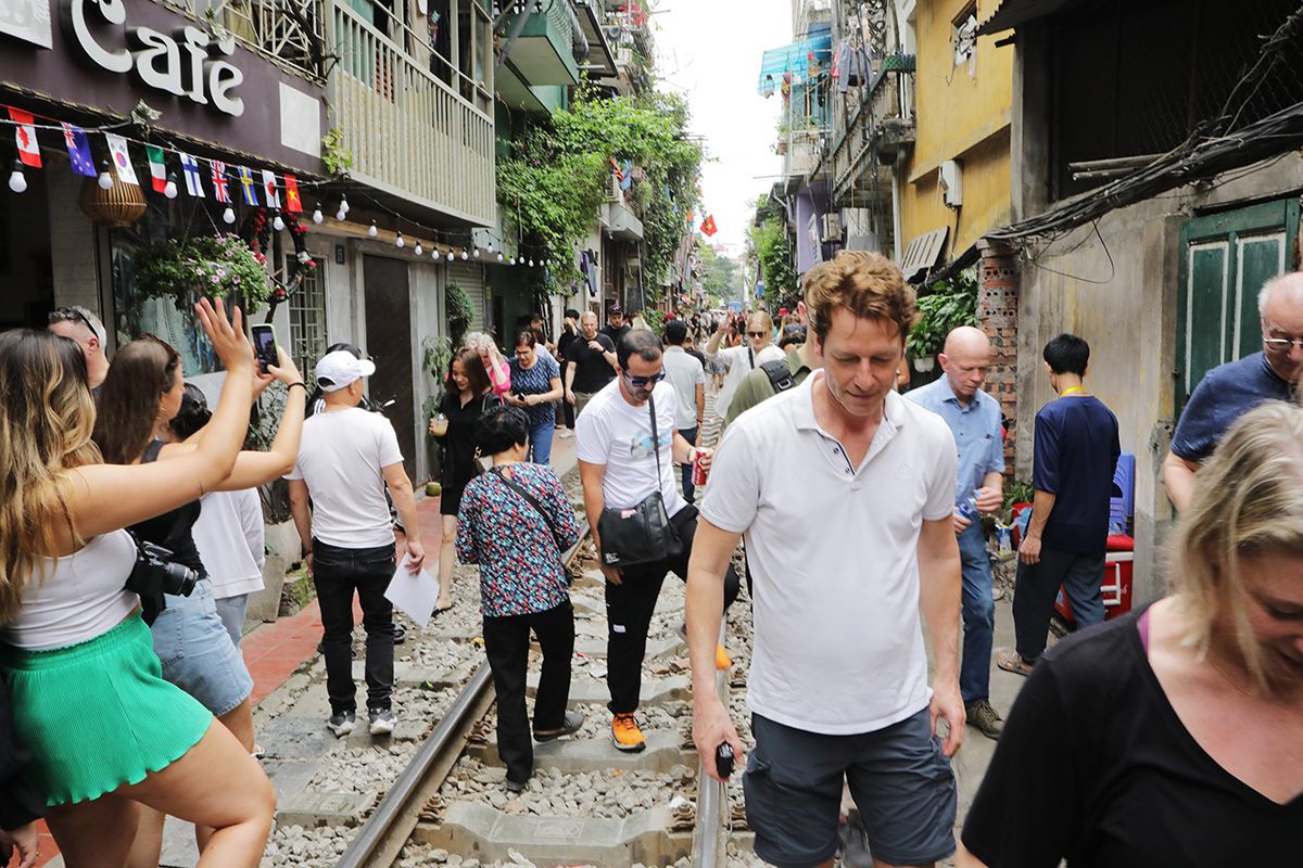 Hà Nội: Du khách tràn vào phố cà phê đường tàu trải nghiệm cảm giác mạnh ngày cuối tuần - 11