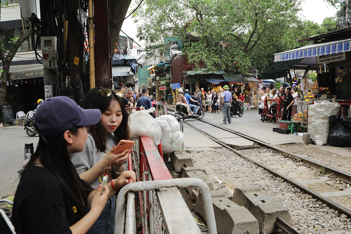 Hà Nội: Du khách tràn vào phố cà phê đường tàu trải nghiệm cảm giác mạnh ngày cuối tuần - 2