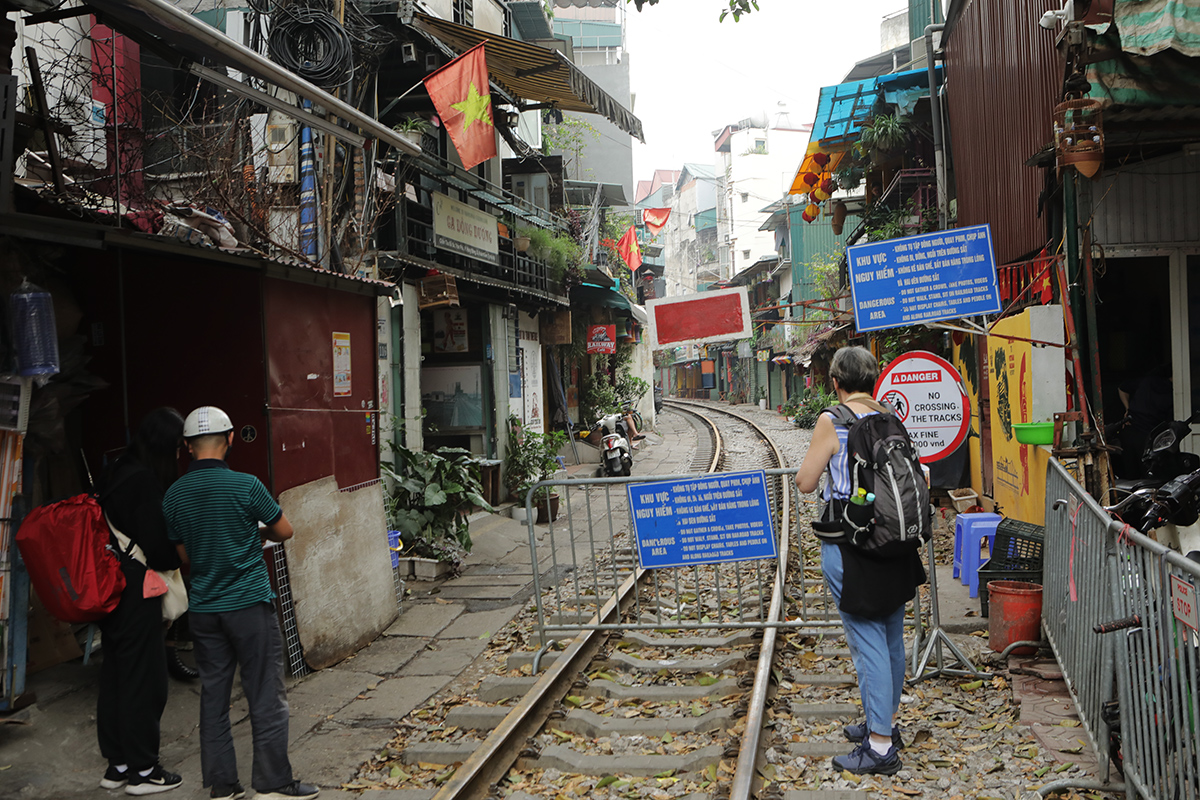 Hà Nội: Du khách tràn vào phố cà phê đường tàu trải nghiệm cảm giác mạnh ngày cuối tuần - 3