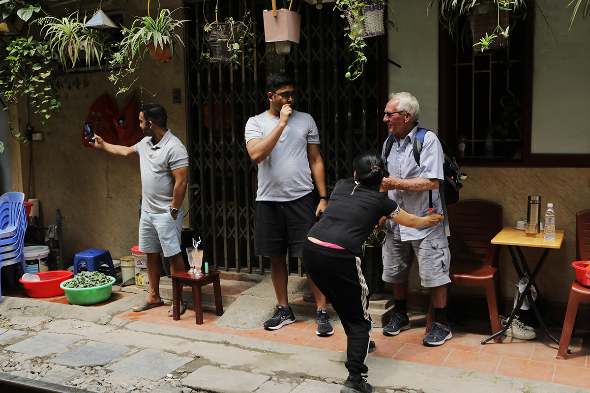 Hà Nội: Du khách tràn vào phố cà phê đường tàu trải nghiệm cảm giác mạnh ngày cuối tuần - 8