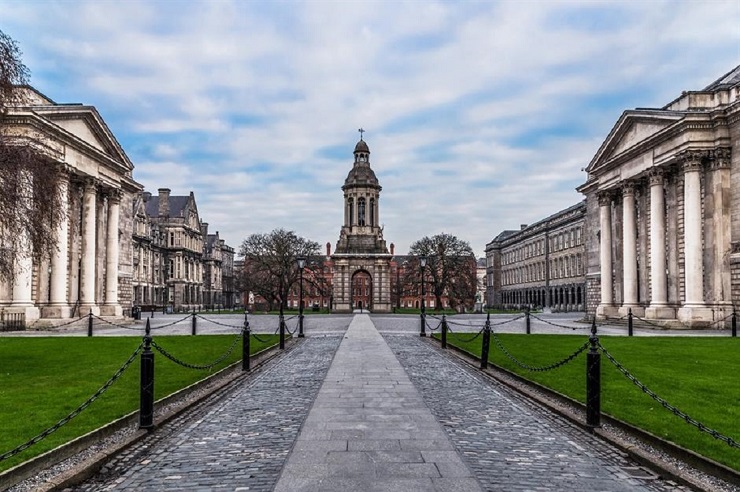 1. Đại học Trinity, Dublin, Ireland

Được thành lập vào năm 1592 bởi Nữ hoàng Elizabeth I, Trinity College là trường đại học được xếp hạng cao nhất của Ireland. Tuy nhiên, giá trị học thuật của nó không phải là điều duy nhất để ngưỡng mộ. Các tòa nhà của trường đại học là những tòa nhà đẹp nhất ở Dublin. Khách du lịch thường đến đây để thăm quan thư viện, nơi có các kệ gỗ cao từ trần đến sàn chứa hàng trăm nghìn cuốn sách.
