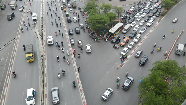 Ghi nhận của PV thời gian gần đây, nhiều nút giao thông tại Hà Nội xuất hiện tình trạng xe máy nối đuôi nhau chạy ngược chiều, quay đầu xe ở nơi cấm quay đầu để di chuyển vào đường giao nhau. (Ảnh chụp tại nút giao thông Ngã Tư Sở).
