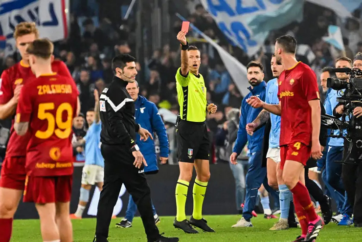 Derby Roma quá nóng: Đội Mourinho đá &#34;như đấu vật&#34;, có tới 3 thẻ đỏ - 1
