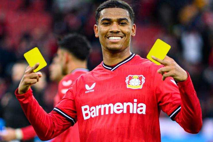 Hài hước Bundesliga: Nhận 2 thẻ vàng không bị đuổi, còn kiếm phạt đền - 1
