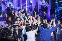 Nam ca sĩ khiến 2.000 khán giả Quảng Ninh ”không chịu ra về”
