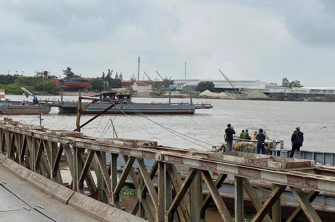 Tàu Việt Á 3.000 tấn va trụ cầu, nhân viên điều hành cầu phao rơi xuống sông mất tích - 1