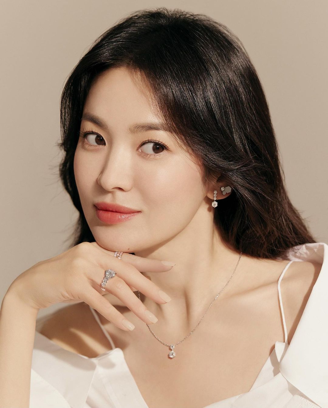 Vẻ đẹp tuổi 18 như tranh vẽ của Song Hye Kyo hiện đang “gây sốt” - 2