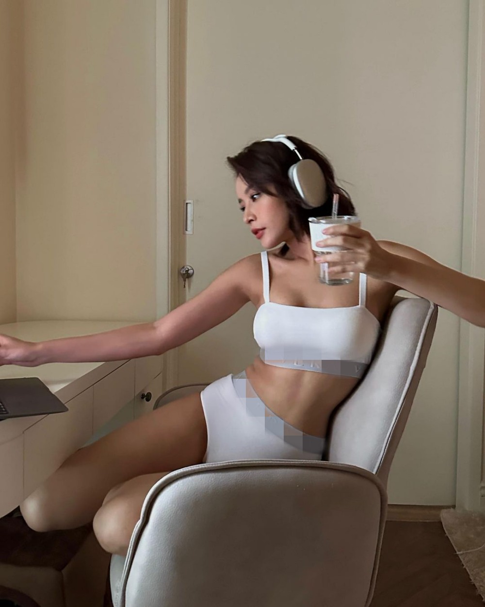 Chi Pu khoe dáng bên bàn làm việc - 3
