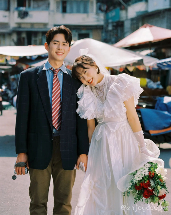 Cặp đôi nổi tiếng sao Hàn chụp ảnh cưới ở chợ Việt Nam - 1