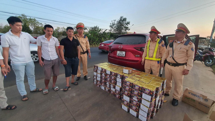 Phát hiện hơn 3 tạ pháo nổ &#39;ngụy trang&#39; trong thùng sữa - 1