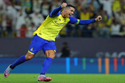 Ấn tượng Ronaldo: ”Nã đại bác” 30m ghi siêu phẩm, nhường đồng đội đá phạt đền