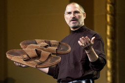 Đôi dép rách cũ của Steve Jobs được mua lại với giá… 5,4 tỷ đồng