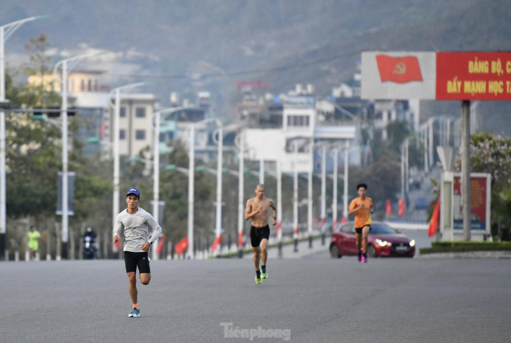Tiền Phong Marathon 2023: Ra đường gặp &#39;cao thủ&#39; - 1