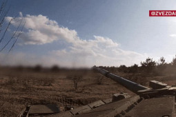 Nga tung video xe tăng T-90M nã hỏa lực vượt tầm nhìn, trúng vị trí nhóm binh sĩ Ukraine