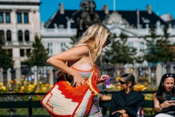 Bí quyết mặc trang phục len móc thật tinh tế