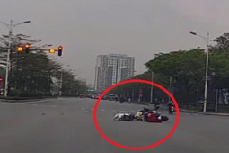 Clip: Thấy “quái xế” phóng xe máy vượt đèn đỏ phi tới, 2 tài xế đứng im tránh đại họa vẫn bị tông