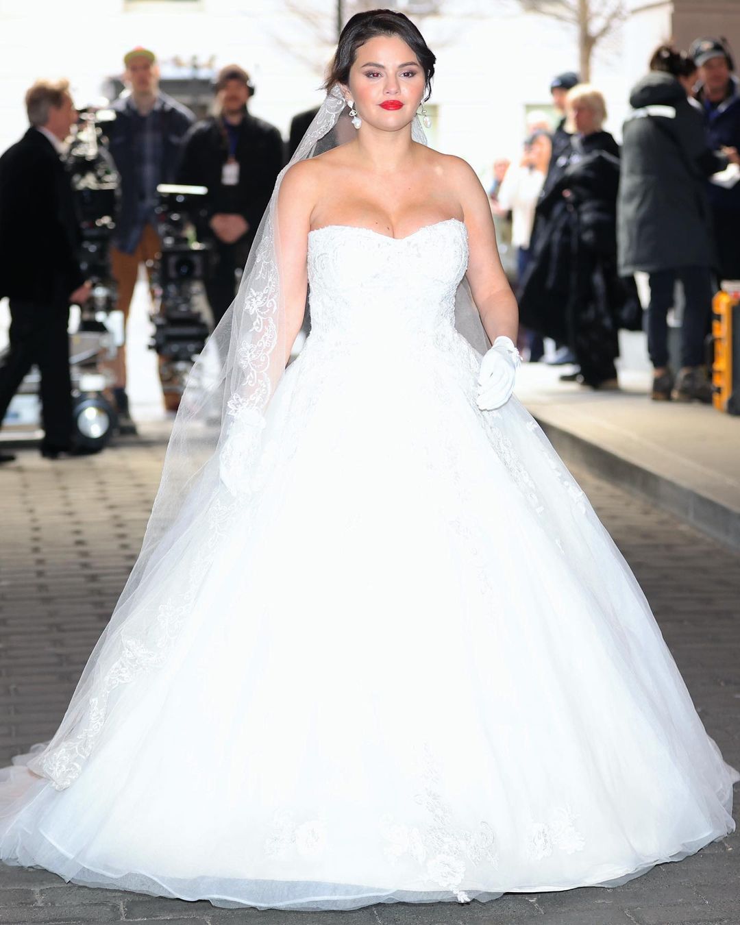 Selena Gomez gây bất ngờ khi mặc váy cưới - 1