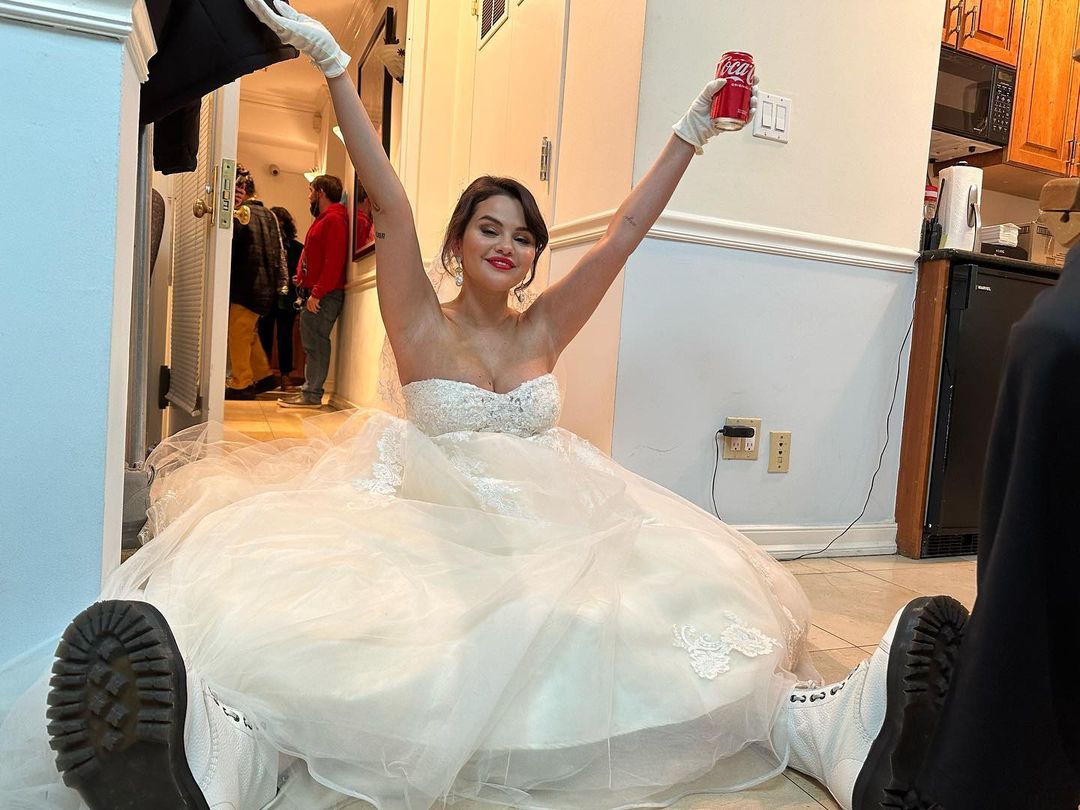 Selena Gomez gây bất ngờ khi mặc váy cưới - 3