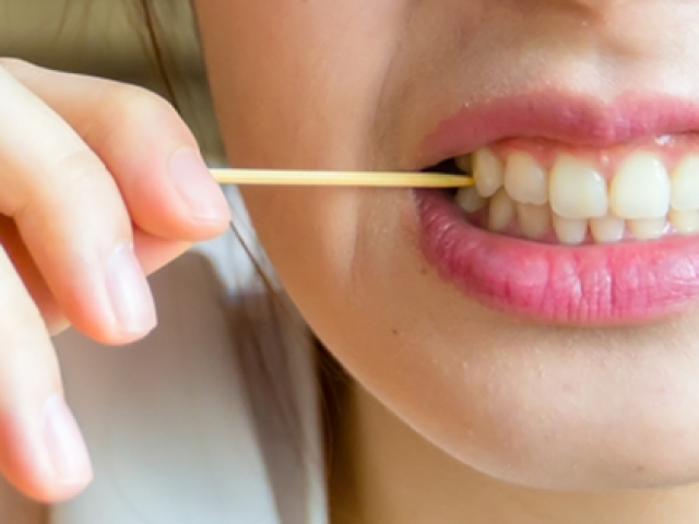 Ăn xong mà xỉa răng theo cách này chẳng khác nào ”hủy hoại” răng lợi của bạn, chuyên gia chỉ rõ đây mới là cách vệ sinh răng lợi tốt nhất