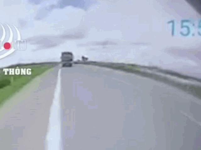 Clip: Khoảnh khắc ô tô con lấn làn, đấu đầu xe tải làm 3 người tử vong