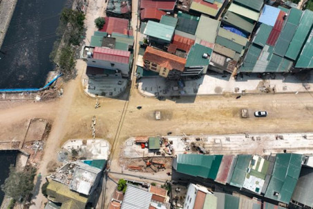 Nhìn từ flycam tuyến đường mới với loạt nhà "siêu mỏng, siêu méo" ở Hà Nội