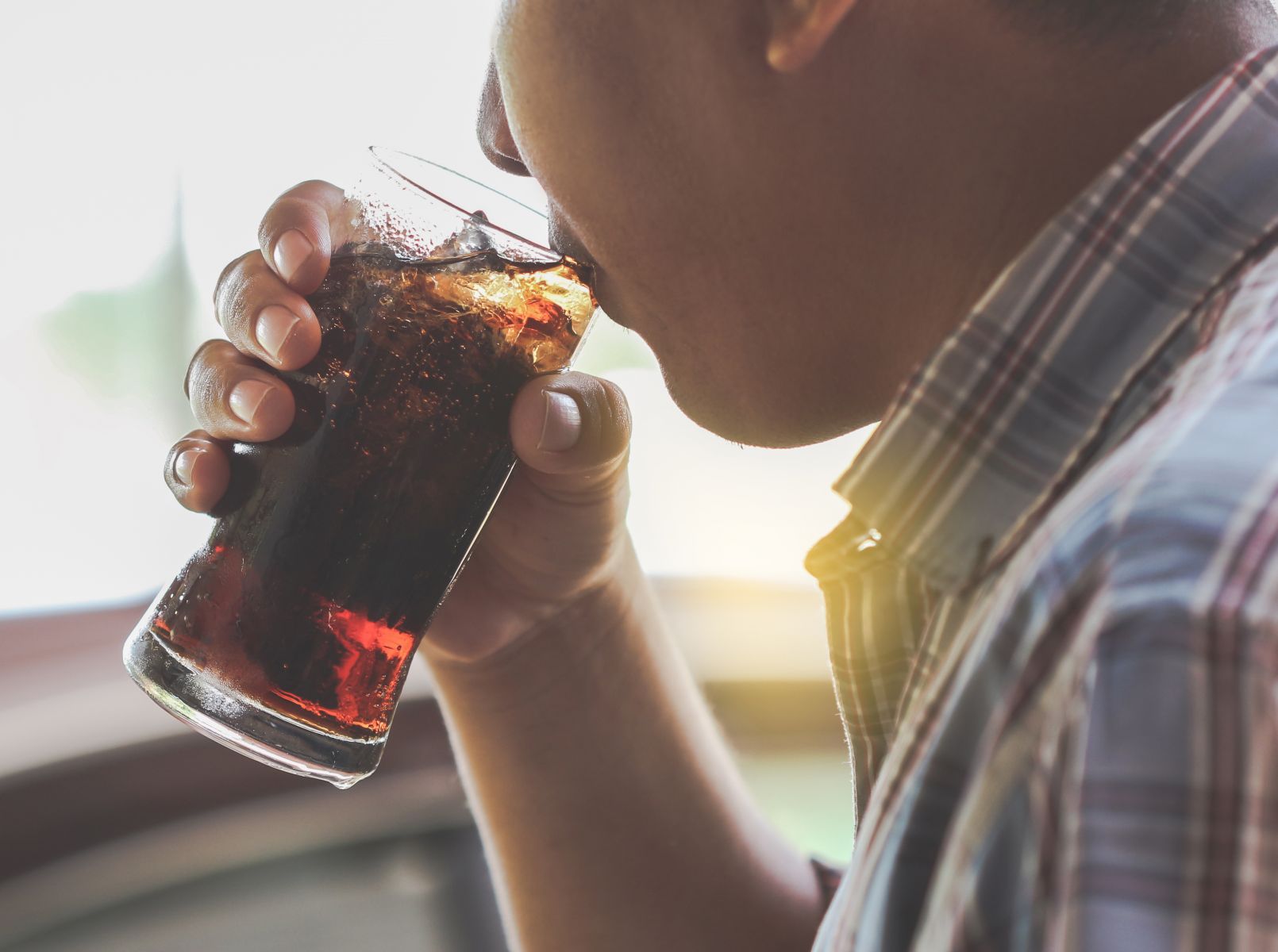 Không uống rượu bia, cậu bé 16 tuổi mắc bệnh gút vì thói quen nhiều người làm khi khát nước - 1