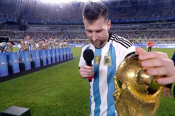 Messi nhận yêu cầu đặc biệt từ CĐV Argentina, bị đối thủ "săn" đến cùng