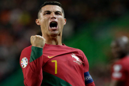 Tuyệt đỉnh Ronaldo giúp Bồ Đào Nha thắng đậm: Lập nhiều kỷ lục, bỏ xa Messi