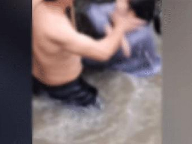 Nhảy sông tự tử rồi đánh cả người cứu mình, cô gái bị ”tát liên hoàn” giữa dòng nước lạnh
