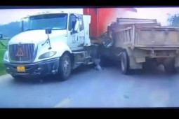 Clip: Lao vào xe container như tự sát, xe tải nát đầu, sập bánh