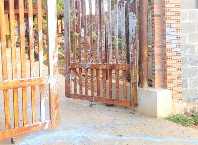 Một nhà báo bị đe dọa, khủng bố bằng đầu chó kẹp &#39;tối hậu thư&#39; - 1