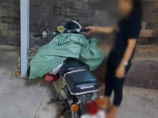 TP HCM: Bắt quả tang một phụ nữ đổ trộm bao rác, phạt 4 triệu đồng