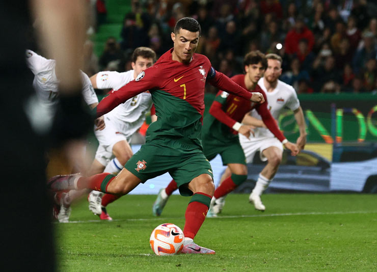 Ronaldo liên tiếp đá phạt ghi bàn: Fan khen hay nhất lịch sử, sớm vượt Messi - 1