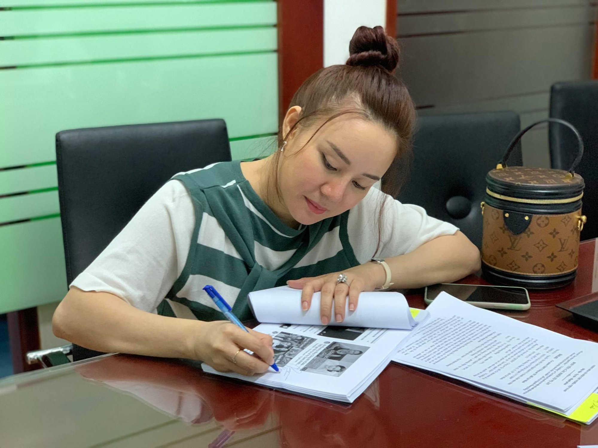 Ca sĩ Vy Oanh làm đơn “cầu cứu” sau khi bị Công an TP.HCM triệu tập - 1